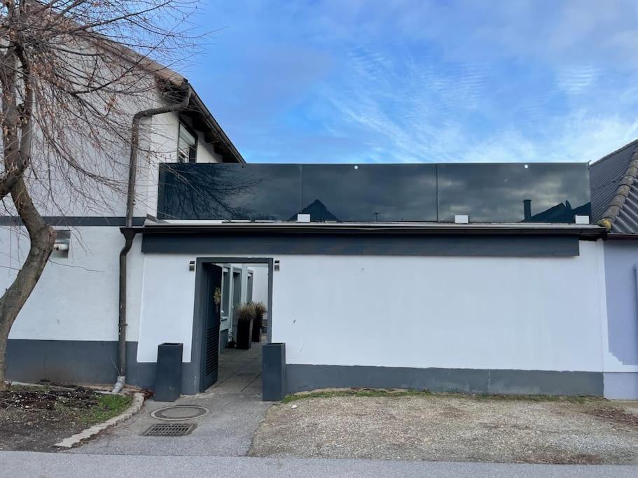 Outlet Center House, Pool-Jacuzzi-Garden-Sundeck Parndorf Exterior foto