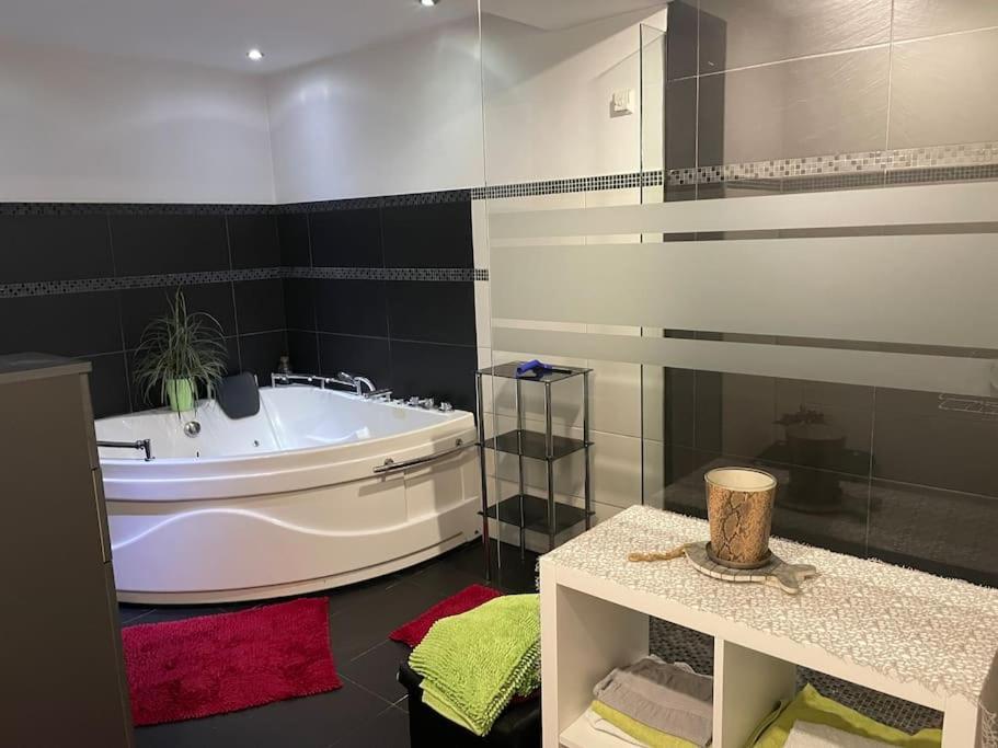Outlet Center House, Pool-Jacuzzi-Garden-Sundeck Parndorf Exterior foto
